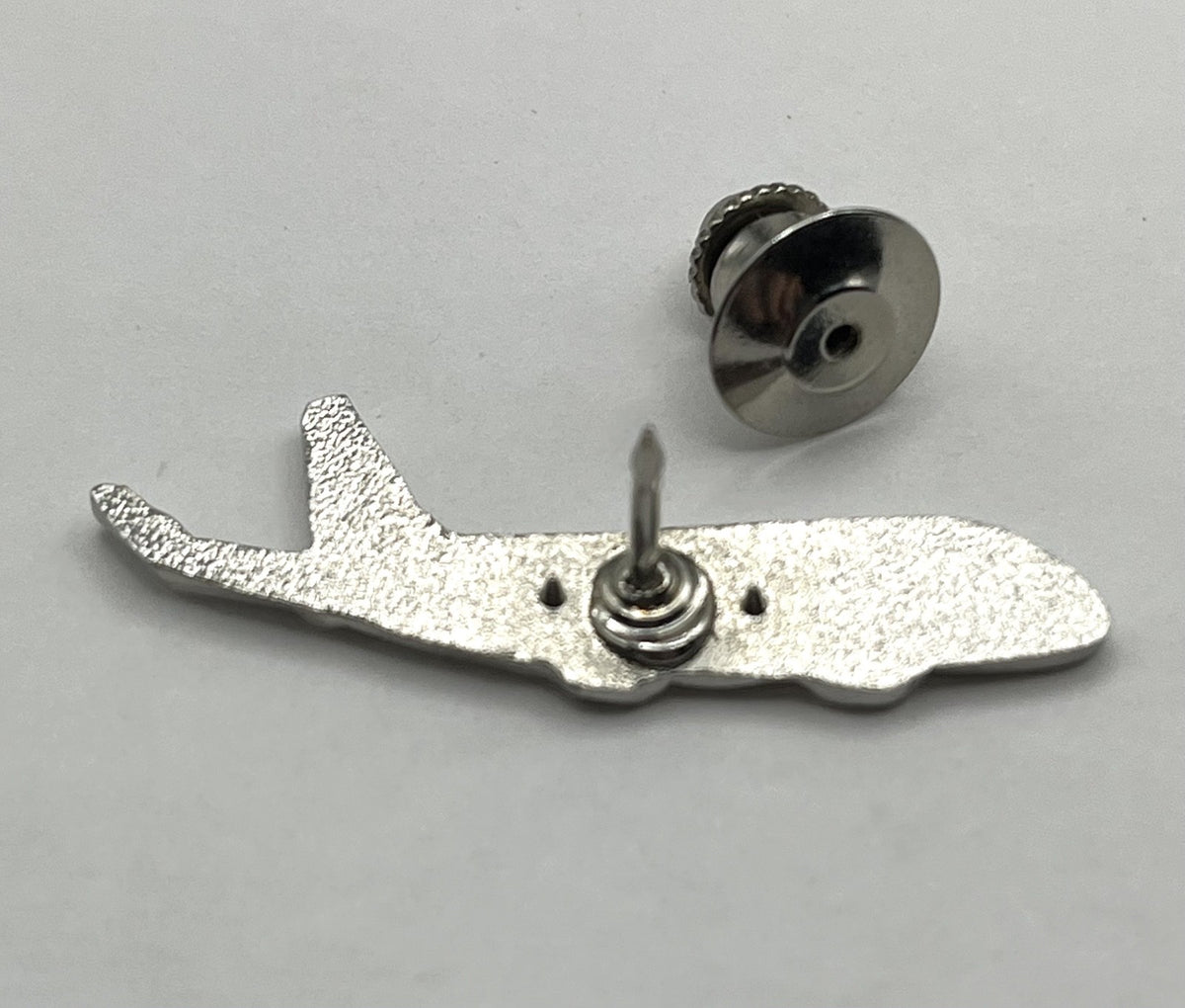 United Express Embraer ERJ-170 / 175 Airplane Lapel Pin Cloisonné - Repro Gift