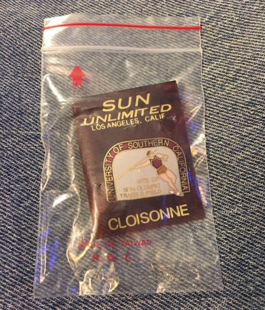 Javelin USC venue pin from the 1984 Los Angeles Olympics on original card (photo 3)