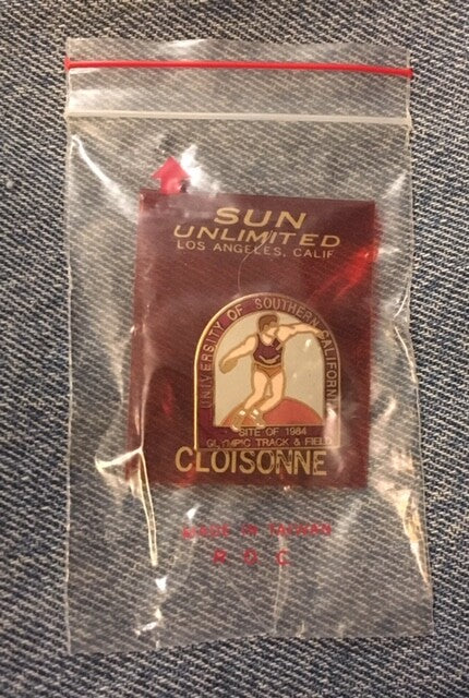 Discus USC venue pin from the 1984 Los Angeles Olympics on original card (photo 3)