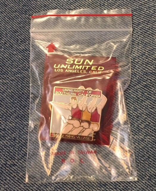 Olympic Village USC pin from the 1984 Los Angeles Olympics on original card (photo 3)
