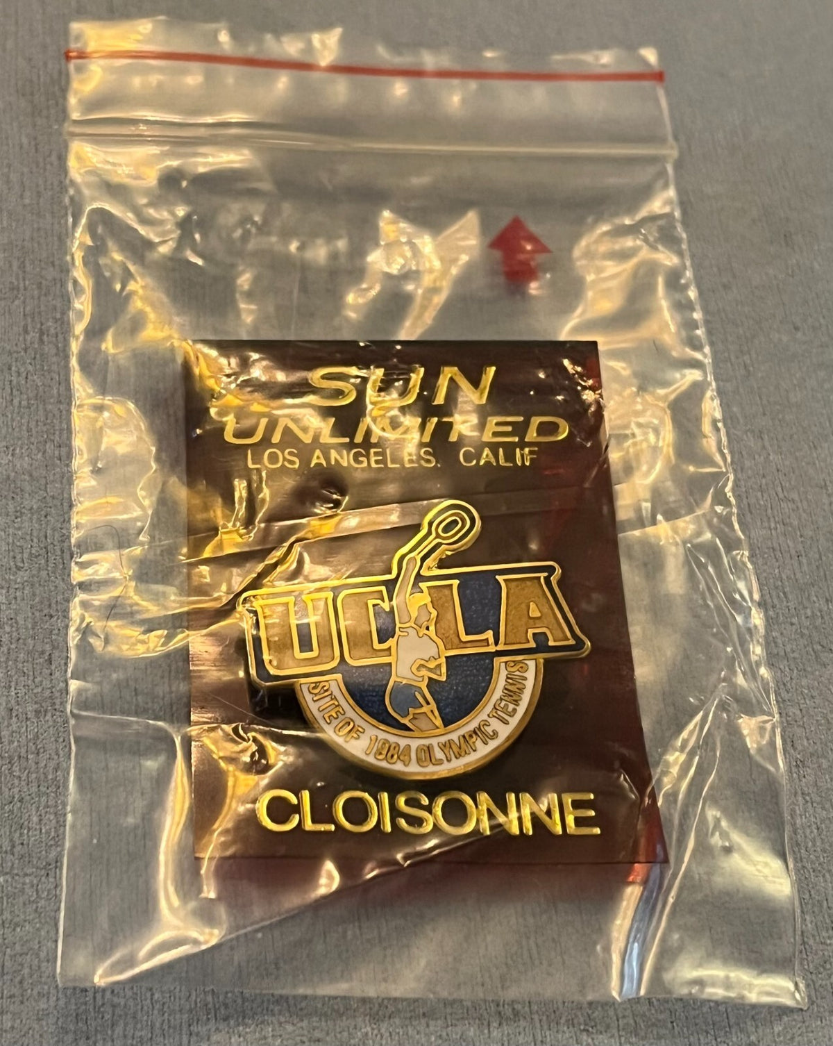 Tennis UCLA venue pin from the 1984 Los Angeles Olympics on original card (photo 4)